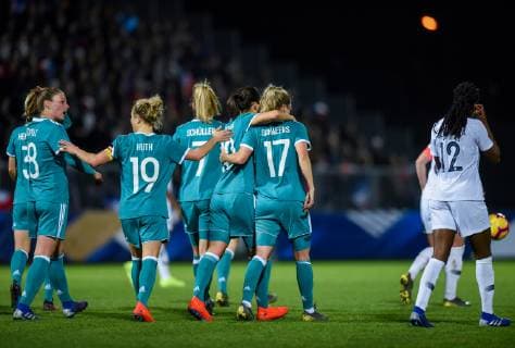 Fußball, Damen, Frankreich - Deutschland But de Lea Schuller ( Allemagne ) - Joie des joueurs de l equipe de Allemagne FOOTBALL : France vs Allemagne - Feminine - Laval - 28 02 2019 FedericoPestellini Panoramic 