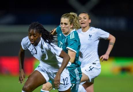 Fußball, Damen, Frankreich - Deutschland Verena Schweers ( Allemagne ) - Aissatou Tounkara ( France ) - Marion Torrent ( France ) FOOTBALL : France vs Allemagne - Feminine - Laval - 28 02 2019 FedericoPestellini Panoramic 