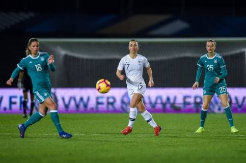 Fußball, Damen, Frankreich - Deutschland Gaetane Thiney ( France ) - Melanie Leupolz ( Allemagne ) - Johanna Elsig ( Allemagne ) FOOTBALL : France vs Allemagne - Feminine - Laval - 28 02 2019 FedericoPestellini Panoramic 