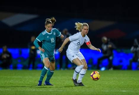 Fußball, Damen, Frankreich - Deutschland Amandine Henry ( France ) - Melanie Leupolz ( Allemagne ) FOOTBALL : France vs Allemagne - Feminine - Laval - 28 02 2019 FedericoPestellini Panoramic 