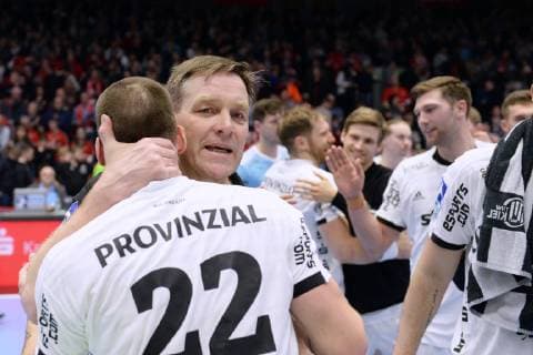 Jubel, Freude nach dem Sieg; Alfred Gislason (Trainer THW Kiel) und Ole Rahmel (NR 22) nach dem Sieg , GER, MT Melsungen - THW Kiel, Handball, 1. Bundesliga Maenner, 28.02.2019, GER, MT Melsungen - THW Kiel, Handball, 1. Liga Maenner, 28.02.2019 Kassel Copyright: xEIBNER RolandxSippelx EP_RSL