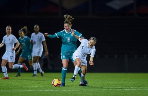 Fußball, Damen, Frankreich - Deutschland Fußball, Damen, Frankreich - Deutschland Melanie Leupolz ( Allemagne ) - Elise Bussaglia ( France ) FOOTBALL : France vs Allemagne - Feminine - Laval - 28 02 2019 FedericoPestellini Panoramic 