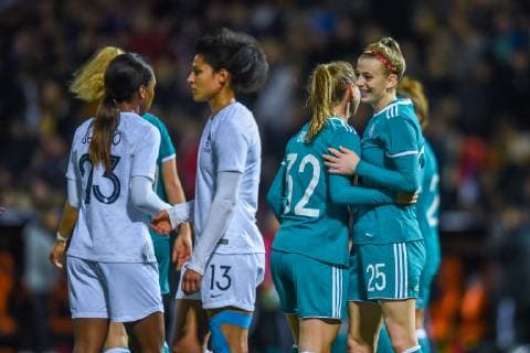 Fußball, Damen, Frankreich - Deutschland Joie de Johanna Elsig ( Allemagne ) - Klara Buhl ( Allemagne FOOTBALL : France vs Allemagne - Feminine - Laval - 28 02 2019 FedericoPestellini Panoramic 