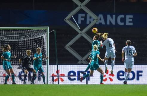 Amandine Henry ( France ) - Melanie Leupolz ( Allemagne ) FOOTBALL : France vs Allemagne - Feminine - Laval - 28 02 2019 FedericoPestellini Panoramic 