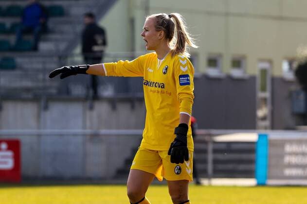 Merle Frohms ( SC Freiburg ) gibt Anweisungen, Fussball - Allianz Frauen Bundesliga Saison 2018 19 - MSV Duisburg vs. SC Freiburg, Duisburg , PCC-Stadion, 23.02.2019 , DFB regulations prohibit any use of photographs as image sequences and or quasi-video Duisburg PCC-Stadion NRW Deutschland