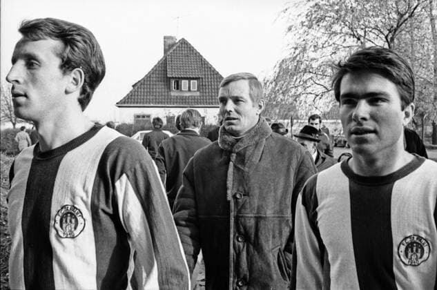 Aus Regionalliga Nord Saison 1970 71 VfL Wolfsburg (dunkles Trikot) gegen St. Pauli Hamburg 1:3 am 08.11.1970. Im Foto: St. Pauli Trainer Erwin Türk mit Spieler