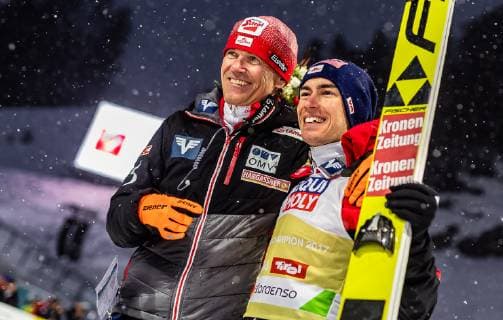 01.03.2019, Seefeld, AUT, FIS Weltmeisterschaften Ski Nordisch, Seefeld 2019, Skisprung, Herren, Flower Zeremonie, im Bild Cheftrainer Andreas Felder (AUT), Bronzemedaillengewinner Stefan Kraft (AUT) Headcoach Andreas Felder of Austria Bronze medallist Stefan Kraft (AUT) during the flowers ceremony for the men s Skijumping of FIS Nordic Ski World Championships 2019. Seefeld, Austria on 2019 03 01. Seefeld