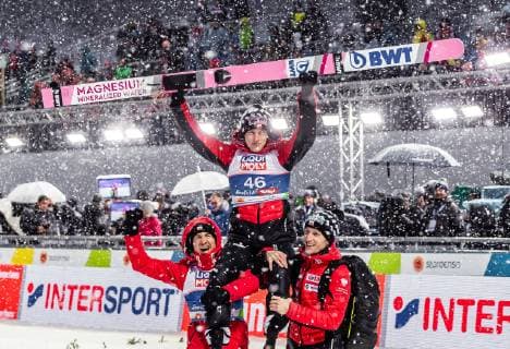 01.03.2019, Seefeld, AUT, FIS Weltmeisterschaften Ski Nordisch, Seefeld 2019, Skisprung, Herren, Flower Zeremonie, im Bild Goldmedaillengewinner und Weltmeister Dawid Kubacki (POL) Gold Medallist and World Champion Dawid Kubacki (POL) during the flowers ceremony for the men s Skijumping of FIS Nordic Ski World Championships 2019. Seefeld, Austria on 2019 03 01. Seefeld