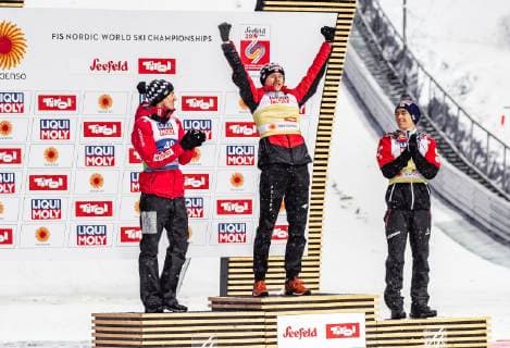 01.03.2019, Seefeld, AUT, FIS Weltmeisterschaften Ski Nordisch, Seefeld 2019, Skisprung, Herren, Flower Zeremonie, im Bild Silbermedaillengewinner Kamil Stoch (POL), Goldmedaillengewinner und Weltmeister Dawid Kubacki (POL), Bronzemedaillengewinner Stefan Kraft (AUT) Silver medallist Kamil Stoch (POL) Gold Medallist and World Champion Dawid Kubacki (POL) Bronze medallist Stefan Kraft (AUT) during the flowers ceremony for the men s Skijumping of FIS Nordic Ski World Championships 2019. Seefeld, Austria on 2019 03 01. Seefeld
