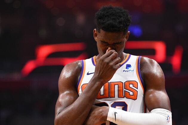 LOS ANGELES, CA - FEBRUARY 13: Phoenix Suns Center DeAndre Ayton (22) reacts after getting hit in the face during a NBA Basketball Herren USA game between the Phoenix Suns and the Los Angeles Clippers on February 13, 2019 at STAPLES Center in Los Angeles, CA. (Photo by Brian Rothmuller Icon Sportswire) NBA: FEB 13 Suns at Clippers Icon190213018
