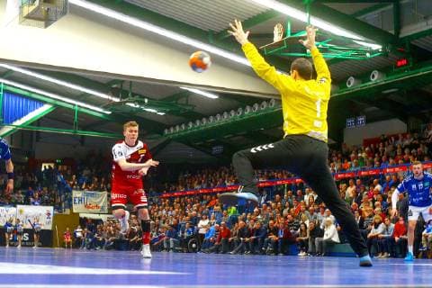 Per Siebenmeter überwindet Noah Beyer (Essen) Torhüter Radek Musil (Aue) Handball 2.Liga 2018 19 EHV Aue - TUSEM Essen 32:33 am 1.3.2019 EHV Aue - TUSEM Essen