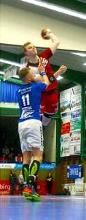 Sprungwurf von Lucas Firnhaber (Essen) , vorn Benas Petreikis (Aue) Handball 2.Liga 2018 19 EHV Aue - TUSEM Essen 32:33 am 1.3.2019 EHV Aue - TUSEM Essen