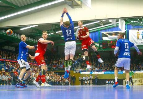 Torwurf von Lucas Firnhaber (Essen) ; weiter von links: Kevin Roch (Aue) , Tim Zechel (Essen), Petr Slachta (Aue) und Mindaugas Dumcius (Aue) Handball 2.Liga 2018 19 EHV Aue - TUSEM Essen 32:33 am 1.3.2019 EHV Aue - TUSEM Essen