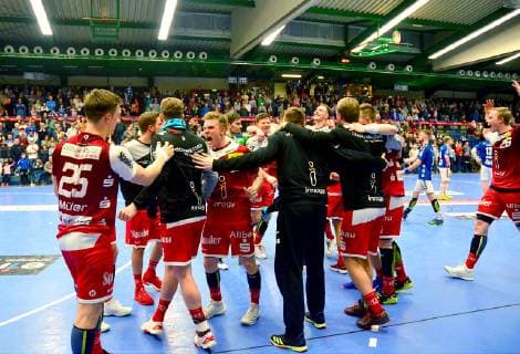 Nach Spielschluss: jubelnde Essener Spieler Handball 2.Liga 2018 19 EHV Aue - TUSEM Essen 32:33 am 1.3.2019 EHV Aue - TUSEM Essen