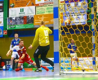 Tom Skroblien (Essen) überwindet Torhüter Vilius Rasimas (Aue) Handball 2.Liga 2018 19 EHV Aue - TUSEM Essen 32:33 am 1.3.2019 EHV Aue - TUSEM Essen