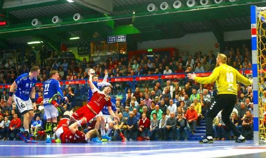 Dennis Szczesny (Essen) überwindet Torhüter Vilius Rasimas (Aue) Handball 2.Liga 2018 19 EHV Aue - TUSEM Essen 32:33 am 1.3.2019 EHV Aue - TUSEM Essen