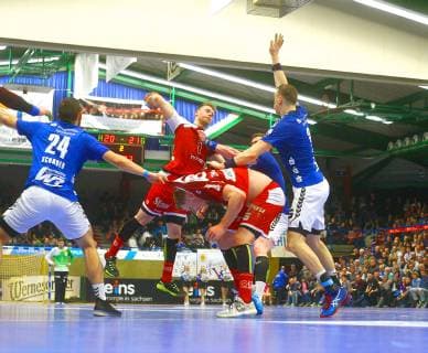 Luca Witzke (Essen) beim Wurf, vorn zerrt Franz Schauer (Aue) amTrikot von Tim Zechel (Essen) , rechts Kevin Roch (Aue) Handball 2.Liga 2018 19 EHV Aue - TUSEM Essen 32:33 am 1.3.2019 EHV Aue - TUSEM Essen