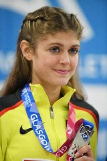 Leichtathletik, EAA, Hallen Europameisterschaften 2019, European athletics indoor Championships 2019, Hallen EM 2019 Glasgow, 01-03.03.2019, EmiratesArena Glasgow, Konstanze Klosterhalfen, Deutschland 3000m Frauen FSiegerehrung mit Silbermedaille,