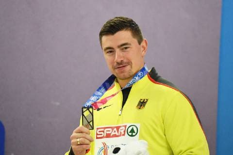 Leichtathletik, EAA, Hallen Europameisterschaften 2019, European athletics indoor Championships 2019, Hallen EM 2019 Glasgow, 01-03.03.2019, EmiratesArena Glasgow, Davis Storl, Deutschland Kugelstossen Männer Siegerehrung mit Silbermedaille,