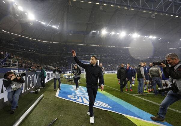 Gelsenkirchen, Deutschland, 1. Fußball- BL, 24. Spieltag, FC Schalke 04 - Fortuna Düsseldorf 0-4 am 02.02. 2019 in der Veltins - Arena auf Schalke in Gelsenkirchen Nach der blamablen Vorstellung der Schalker Mannschaft stellte sich der Trainer Domenico TEDESCO (S04) re.- den protestierenden Schalker Ultra -Fans in der Nordkurve Gemäß den Vorgaben der DFL Deutsche Fußball Liga ist es untersagt, in dem Stadion und oder vom Spiel angefertigte Fotoaufnahmen in Form von Sequenzbildern und oder videoähnlichen Fotostrecken zu verwerten bzw. verwerten zu lassen.