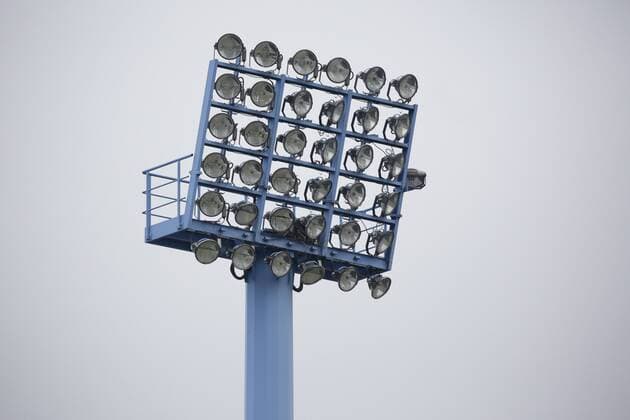 Fußball Regionalliga Nordost Saison 2018 2019 23. Spieltag am Samstag, 02. März 2019 im Bruno Plache Stadion in Leipzig: 1. FC Lokomotive Leipzig - BFC Dynamo Ein Flutlichtmast im Bruno-Plache-Stadion 1. FC Lokomotive Leipzig - BFC Dynamo