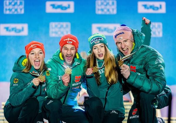 Sport Themen der Woche KW09 Nordische Ski Weltmeisterschaften in Seefeld Mixed Skispringen 02.03.2019, Seefeld, AUT, FIS Weltmeisterschaften Ski Nordisch, Seefeld 2019, Skisprung, Mixed Team, Siegerehrung, im Bild Weltmeister und Goldmedaillengewinner Katharina Althaus (GER), Markus Eisenbichler (GER), Juliane Seyfarth (GER) World champion and Gold medalist Katharina Althaus Markus Eisenbichler Juliane Seyfarth Karl Geiger of Germany during the winner Ceremony for the mixed team competition in Ski jumping Skispringen Ski nordisch of nordic combination of FIS Nordic Ski World Championships 2019. Seefeld, Austria on 2019 03 02. Seefeld Tirol Österreich *** Nordic Ski World Championships in Seefeld Mixed Ski Jumping 02 03 2019 Seefeld AUT FIS World Championships Ski Nordic Seefeld 2019 Ski Jumping Mixed Team Award Ceremony in picture World Champion and Gold Medal Winner Katharina Althaus GER Markus Eisenbichler GER Juliane Seyfarth GER World champion and Gold medalist Katharina Althaus Markus Eisenbichler Juliane Seyfarth Karl Geiger of Germany during the winner Ceremony for the mixed team competition in ski jumping of nordic combination of FIS Nordic Ski World Championships 2019 Seefeld Austria on 2019 03 02 Seefeld Tirol Austria Kein Release verfügbar