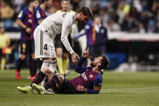 Sport Bilder des Tages 2nd March 2019, Santiago Bernabeu, Madrid, Spain; La Liga football, Real Madrid versus FC Barcelona Barca Sergio Ramos (Real Madrid) tries to pick up Lionel Messi (FC Barcelona) who was less than pleased at his challenge  ActionPlus12110278 LeonardoxPrieto