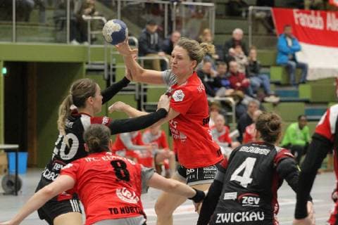 9 Lea Schuhknecht (TGN) 20 Petra Nagy (BSV) Handball 2. HBF TG Nuertingen vs. BSV Sachsen Zwickau 2019-03-02 Handball 2. HBF TG Nuertingen vs. BSV Sachsen Zwickau Nuertingen Copyright: xEIBNER SebastianxBaurx EP_SBAUR