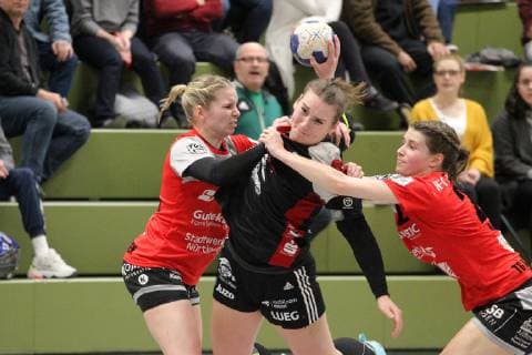 4 Isa-Sophia Roesike (BSV) 18 Benitta Quattlender (TGN, li.) 22 Julia Bauer (TGN, re.) Handball 2. HBF TG Nuertingen vs. BSV Sachsen Zwickau 2019-03-02 Handball 2. HBF TG Nuertingen vs. BSV Sachsen Zwickau Nuertingen Copyright: xEIBNER SebastianxBaurx EP_SBAUR