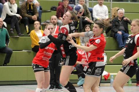 4 Isa-Sophia Roesike (BSV) 18 Benitta Quattlender (TGN, li.) 22 Julia Bauer (TGN, re.) Handball 2. HBF TG Nuertingen vs. BSV Sachsen Zwickau 2019-03-02 Handball 2. HBF TG Nuertingen vs. BSV Sachsen Zwickau Nuertingen Copyright: xEIBNER SebastianxBaurx EP_SBAUR