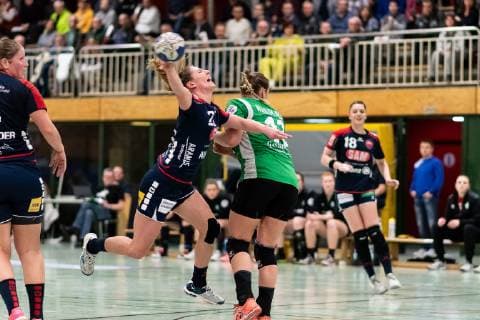 v.li. Saskia Putzke (SG H2Ku Herrenberg Kuties 21), Rabea Nesslage (SV Werder Bremen 13), SG H2Ku Herrenberg Kuties vs. SV Werder Bremen, Handball, 2.Bundesliga, Frauen, HBF, Saison 18 19, 02.03.2019, SG H2Ku Herrenberg Kuties vs. SV Werder Bremen, Handball, 2.Bundesliga, Frauen, HBF, Saison 18 19, 02.03.2019 Herrenberg Copyright: xEIBNER WolfgangxFrankx EP_WFK