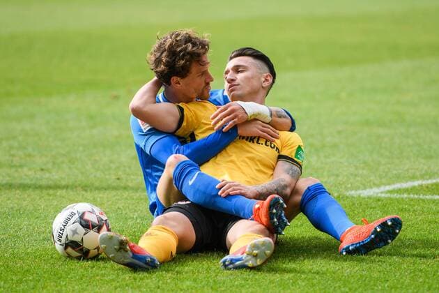 Sport Themen der Woche KW09 Sport Bilder des Tages Dresdens Baris Atik und Simon Zoller liegen sich verknotet in den Armen; SG Dynamo Dresden - VfL Bochum 1848; Fußball; 2. Liga; Saison 2018 2019; 24. Spieltag; Rudolf-Harbig-Stadion; Dresden; 03. März (Maerz) 2019; *** Dresdens Baris Atik and Simon Zoller lie knotted in their arms SG Dynamo Dresden VfL Bochum 1848 Football 2 League Season 2018 2019 24 Matchday Rudolf Harbig Stadion Dresden 03 March 2019