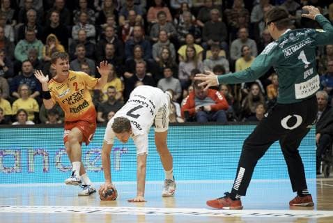Odense: EHF Cup herrehaandbold: GOG - THW Kiel. Arena Fyn i Odense, den 3. Marts 2019. GOGs Odinn Thor Rikhardsson (2) ser til mens Kiels Magnus Landin Jacobsen (7) proever over stregen. maalmand Ole Erevik (1). Foto: Robert Wengler , Odense Denmark Copyright: ©RobertxWengler RobertxWenglerx COP107 spdk20190303-160105-L