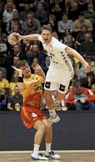 Odense: EHF Cup herrehaandbold: GOG - THW Kiel. Arena Fyn i Odense, den 3. Marts 2019. Kiels Magnus Landin Jacobsen (7) proever skud mens Odinn Thor Rikhardsson (2) ser til. Foto: Robert Wengler , Odense Denmark Copyright: ©RobertxWengler RobertxWenglerx COP107 spdk20190303-160109-L