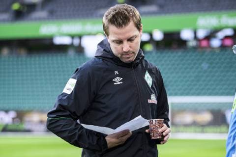03.03.2019, xkvx, Fussball 1.Bundesliga, VfL Wolfsburg - SV Werder Bremen emspor, v.l. Trainer Florian Kohfeldt (SV Werder Bremen) schaut sich die Aufstellung vor dem Spiel an (DFL DFB REGULATIONS PROHIBIT ANY USE OF PHOTOGRAPHS as IMAGE SEQUENCES and or QUASI-VIDEO) Wolfsburg