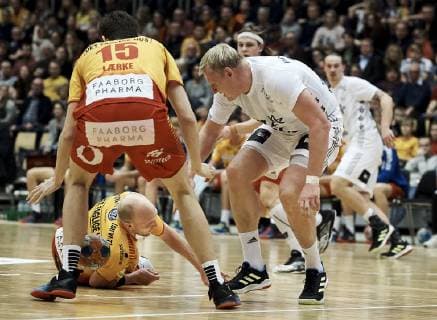 Odense: EHF Cup herrehaandbold: GOG - THW Kiel. Arena Fyn i Odense, den 3. Marts 2019 kampen ender 22-26. GOGs Lars Hald (18) efter moede med Patrick Wiencek (17). Foto: Robert Wengler , Odense Denmark Copyright: ©RobertxWengler RobertxWenglerx COP107 spdk20190303-173017-L