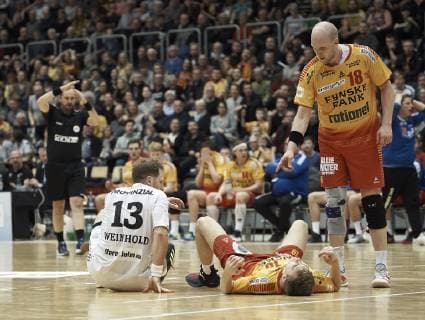Odense: EHF Cup herrehaandbold: GOG - THW Kiel. Arena Fyn i Odense, den 3. Marts 2019 kampen ender 22-26. Her er det kisel Steffen Weinhold (13) og GOGs Mathias Gidsel (19) der er en tur i gulvet mens Lars Beck-Hald (18) ser til. Foto: Robert Wengler , Odense Denmark Copyright: ©RobertxWengler RobertxWenglerx COP107 spdk20190303-173043-L