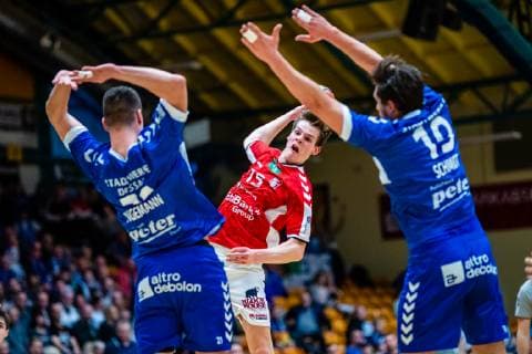 Handball - 2. Bundesliga (Herren), Saison 2018-2019, Dessau-Rosslauer HV 06 - Handball Hamburg Dominik Axmann 15 (Hamburg Handball), Philip Jungemann 21 (Dessau-Rosslauer HV 06), Daniel Schmidt 19 (Dessau-Rosslauer HV 06) waehrend Saison 2018-2019 in der Handball 2. Bundesliga (Herren) zwischen Dessau-Rosslauer HV 06 und Handball Hamburg in der Anhalt Arena am 3. March 2019 in Bauhausstadt Dessau, Sachsen Anhalt (Saxony Anhalt), Deutschland (Germany)