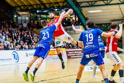 Handball - 2. Bundesliga (Herren), Saison 2018-2019, Dessau-Rosslauer HV 06 - Handball Hamburg Kevin Herbst 77 (Hamburg Handball) am Ball, Philip Jungemann 21 (Dessau-Rosslauer HV 06), Daniel Schmidt 19 (Dessau-Rosslauer HV 06) waehrend Saison 2018-2019 in der Handball 2. Bundesliga (Herren) zwischen Dessau-Rosslauer HV 06 und Handball Hamburg in der Anhalt Arena am 3. March 2019 in Bauhausstadt Dessau, Sachsen Anhalt (Saxony Anhalt), Deutschland (Germany)