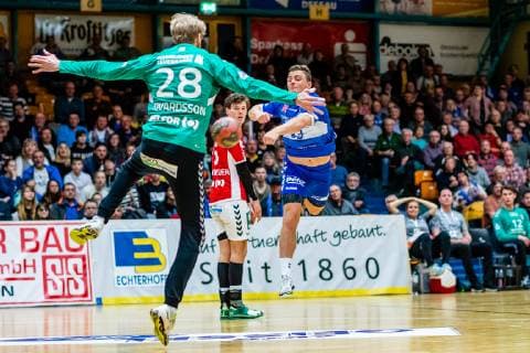 Handball - 2. Bundesliga (Herren), Saison 2018-2019, Dessau-Rosslauer HV 06 - Handball Hamburg Jan Zahradnicek 33 (Dessau-Rosslauer HV 06) beim Wurf, Aron Edvardsson 28 (Hamburg Handball), Dominik Axmann 15 (Hamburg Handball) waehrend Saison 2018-2019 in der Handball 2. Bundesliga (Herren) zwischen Dessau-Rosslauer HV 06 und Handball Hamburg in der Anhalt Arena am 3. March 2019 in Bauhausstadt Dessau, Sachsen Anhalt (Saxony Anhalt), Deutschland (Germany)