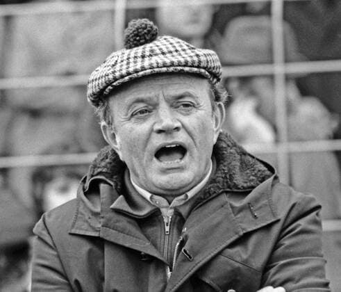 Fußball, Trainerhistorie, Rot-Weiß Oberhausen Aus 2. BL Saison 1974 75 VfL Wolfsburg WOB (weiße Stutzen) gegen Rot-Weiß Oberhausen RWO 2:0 am 13.04 1975 im VfL Stadion. Im Foto: RWO Trainer Adi Preißler