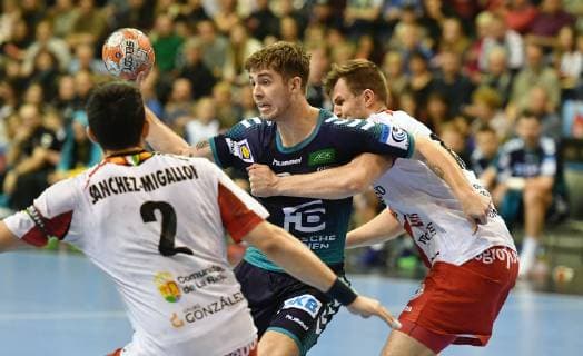 Jacob Tandrup Holm (Füchse), mikt Ball, links Miguel Sanchez Migallon Naranjo (Nr. 2, BM Logrono La Rioja) rechts Balint Fekete (Nr. 15, BM Logrono La Rioja) Füchse Berlin - ESP BM Logrono La Rioja EHF Cup Mens , 2018 2019, Gruppenphase, Herren, Männer, men, Handball, Deutschland, Germany, Max-Schmeling-Halle Berlin, 3.3.2019