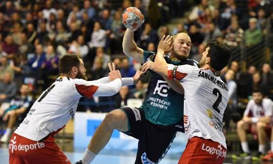 Paul Drux (Füchse) beim Wurf, links +r31^+ rechts Miguel Sanchez Migallon Naranjo (Nr. 2, BM Logrono La Rioja) Füchse Berlin - ESP BM Logrono La Rioja EHF Cup Mens , 2018 2019, Gruppenphase, Herren, Männer, men, Handball, Deutschland, Germany, Max-Schmeling-Halle Berlin, 3.3.2019