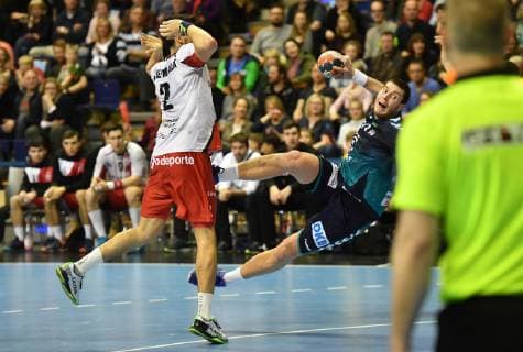 Mijajlo Marsenic (Füchse), beim Wurf, links Miguel Sanchez Migallon Naranjo (Nr. 2, BM Logrono La Rioja) Füchse Berlin - ESP BM Logrono La Rioja EHF Cup Mens , 2018 2019, Gruppenphase, Herren, Männer, men, Handball, Deutschland, Germany, Max-Schmeling-Halle Berlin, 3.3.2019