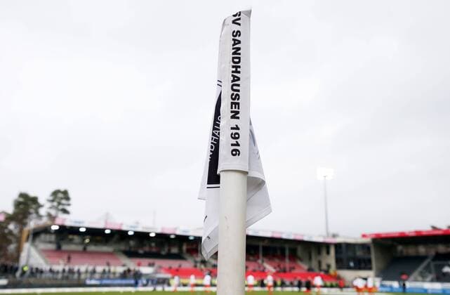 Sandhausen, 03.02.2019, Hardtwaldstadion, Fussball, 2.Bundesliga, 24.Spieltag , SV Sandhausen vs. FC Erzgebirge Aue 0:3 (0:1) , Im Bild; Fahne Eckfahne mit Symbol SV Sandhausen. , Gemäß den Vorgaben der DFL Deutsche Fußball Liga ist es untersagt, in dem Stadion und oder vom Spiel angefertigte Fotoaufnahmen in Form von Sequenzbildern und oder videoähnlichen Fotostrecken zu verwerten bzw. verwerten zu lassen. , Photo: PICTURE POINT S. Sonntag , Veröffentlichung nur gegen Honorar zzgl. MwSt auf , Sofern nicht anders vereinbart, gelten für die Nutzung dieses Fotos die AGB«s von PICTURE POINT.