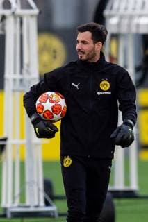 Dortmund, Germany 04.03.2019, UEFA Champions League - 2018 19 Season, Achtelfinale, Borussia Dortmund - Tottenham Hotspur, Training Borussia Dortmund, Torwart Roman Buerki (BVB) schaut ( DeFodi053