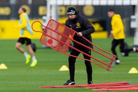 Dortmund, Germany 04.03.2019, UEFA Champions League - 2018 19 Season, Achtelfinale, Borussia Dortmund - Tottenham Hotspur, Training Borussia Dortmund, Trainer Lucien Favre (BVB) schaut ( DeFodi053