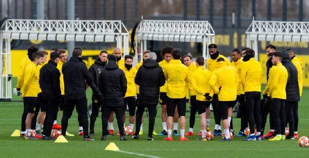 Dortmund, Germany 04.03.2019, UEFA Champions League - 2018 19 Season, Achtelfinale, Borussia Dortmund - Tottenham Hotspur, Training Borussia Dortmund, Trainer Lucien Favre (BVB) spricht mit den Spielern ( DeFodi053