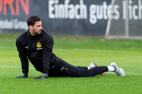 Dortmund, Germany 04.03.2019, UEFA Champions League - 2018 19 Season, Achtelfinale, Borussia Dortmund - Tottenham Hotspur, Training Borussia Dortmund, Torwart Roman Buerki (BVB) schaut ( DeFodi053
