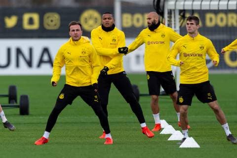 Dortmund, Germany 04.03.2019, UEFA Champions League - 2018 19 Season, Achtelfinale, Borussia Dortmund - Tottenham Hotspur, Training Borussia Dortmund, Mario Goetze (BVB), Manuel Akanji (BVB), Oemer Toprak (BVB) und Christian Pulisic (BVB) schaut ( DeFodi053